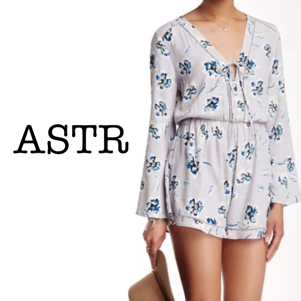 New ASTR Floral Long Sleeve Blue Romper Size Medium